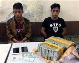 Bắt quả tang hai đối tượng vận chuyển trái phép 18 bánh heroin